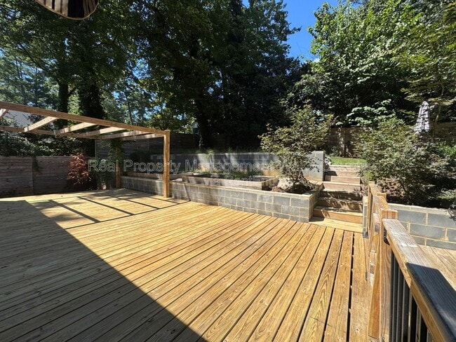 Building Photo - 3018 Medlin Dr