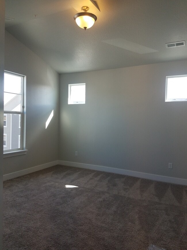 Building Photo - Beautiful Spacious Condo