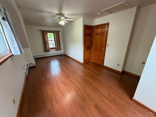 Building Photo - Beautiful 4 Bed / 2 Bath, Single Family Home. Close to Downtown Northampton!