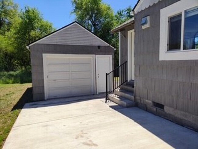 Building Photo - Adorable 2 Bedroom 1 Bath Single Story Hou...