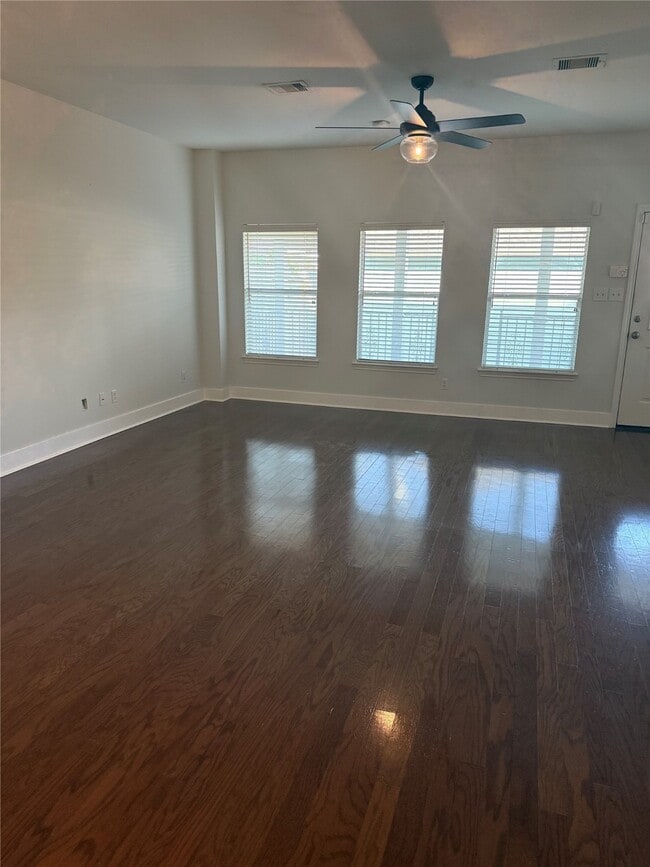 Building Photo - 609 W 20th St