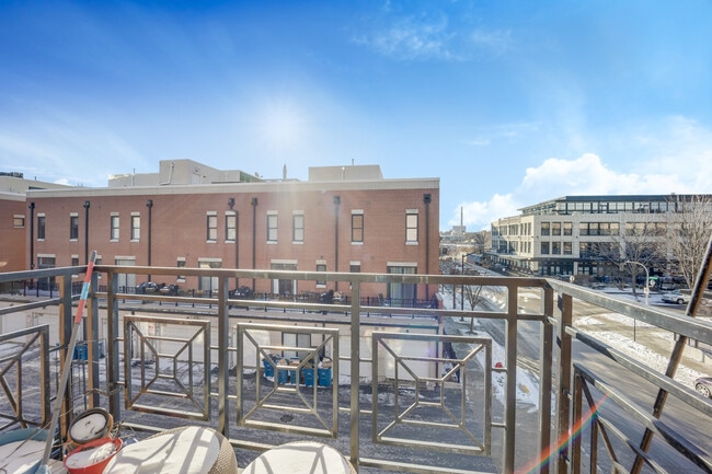 Building Photo - 947 W 14th Pl