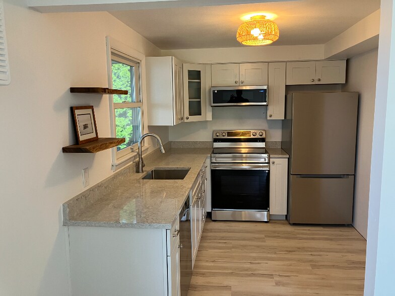 Building Photo - 240 Narragansett Ave