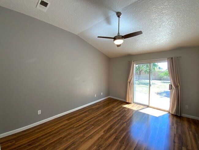 Building Photo - 3 Bedroom Single Story home Near Paseo Del...