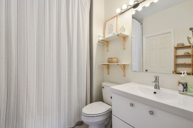 Building Photo - Gorgeous End Unit with pond fountain view -  1 Bed, 1 Bath plus Office/Den Nook on Harbour Island...