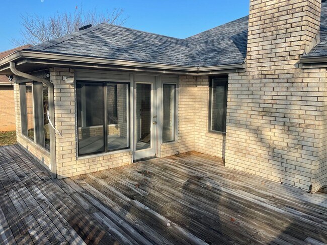 Building Photo - BEAUTIFUL Spacious home with an open floor plan in a great area!