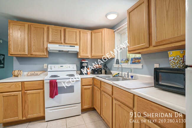 Building Photo - 910 Sheridan Dr