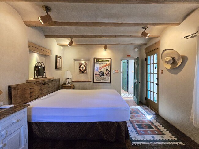Building Photo - 770 Acequia Madre