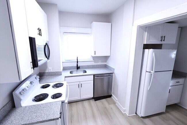 Building Photo - 991 Diana Ave