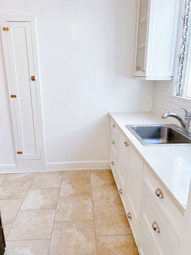 Building Photo - Curson Ave Apartments By The Grove