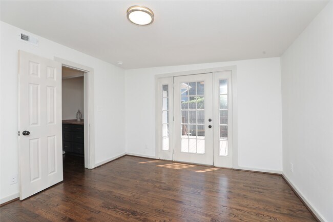Building Photo - 1244 W 21st St