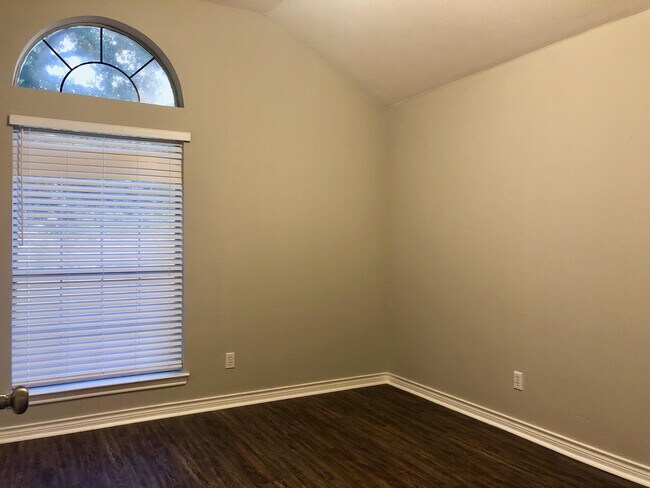 Building Photo - 2403 Carnation Ct