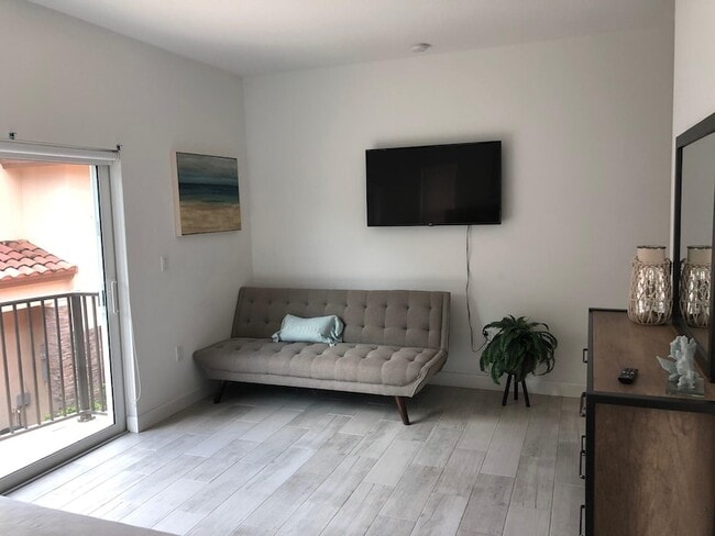 Building Photo - 2362 SW 18th Ave