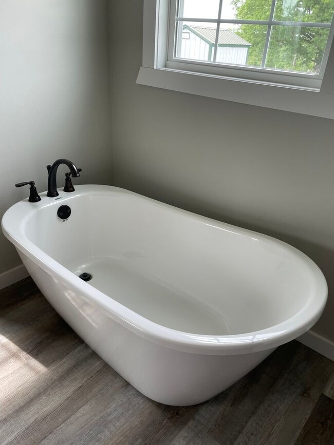 Building Photo - Country house retreat on 10 fenced acres for a hobby farm