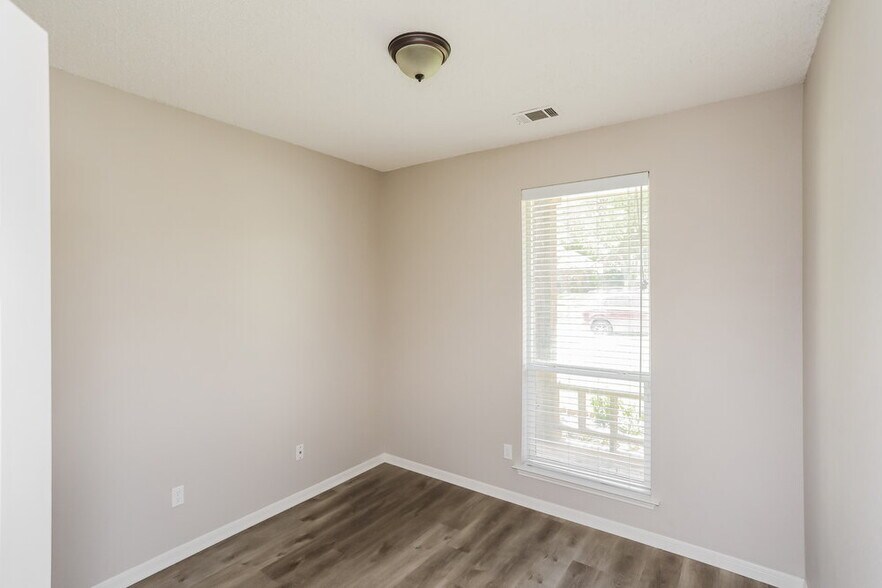 Building Photo - 2001 Valley Falls Ave