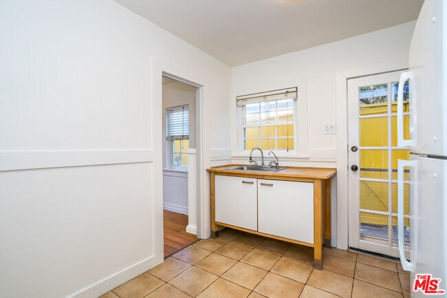 Building Photo - 700 Angelus Pl