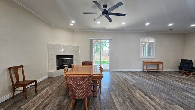 Building Photo - Luxurious Home in North Bakersfield 3 BD 3 BA