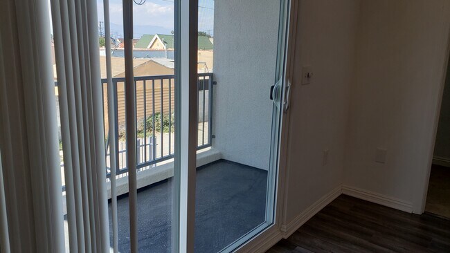 Building Photo - 2057 W Florence Ave