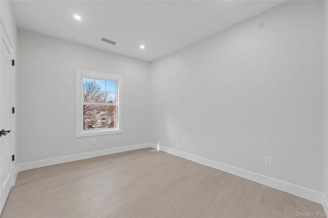 Building Photo - 10 Market St