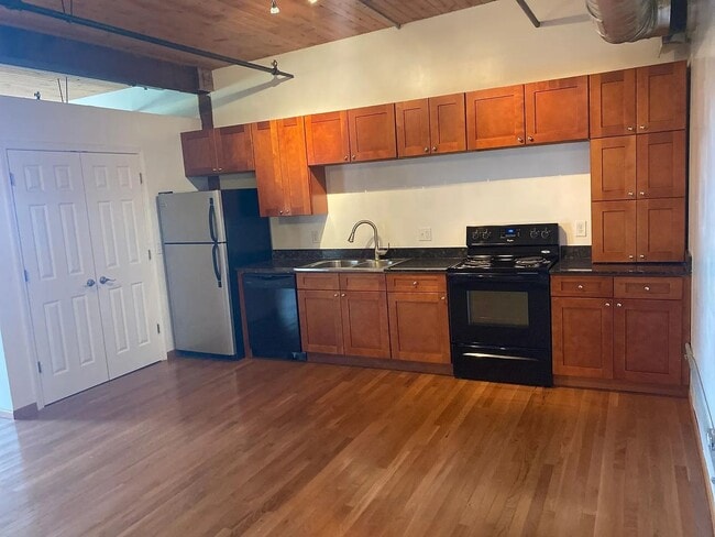 Building Photo - 111 N Main St