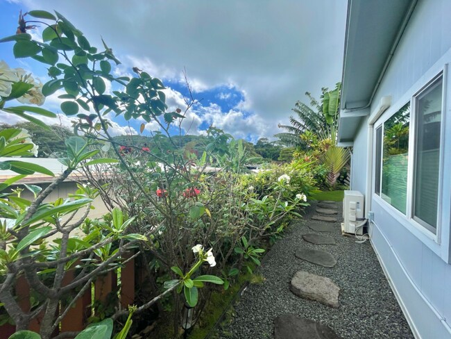 Building Photo - 1508 Keolu Dr