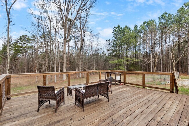 Building Photo - Ranch with 6 Acres!