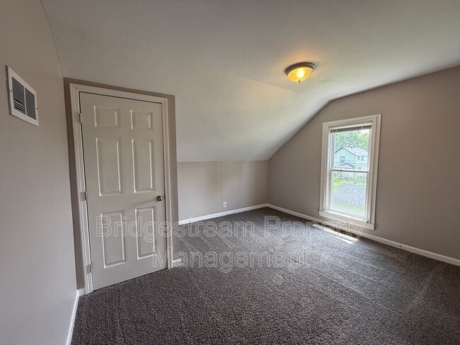 Building Photo - 921 Kent Ln S