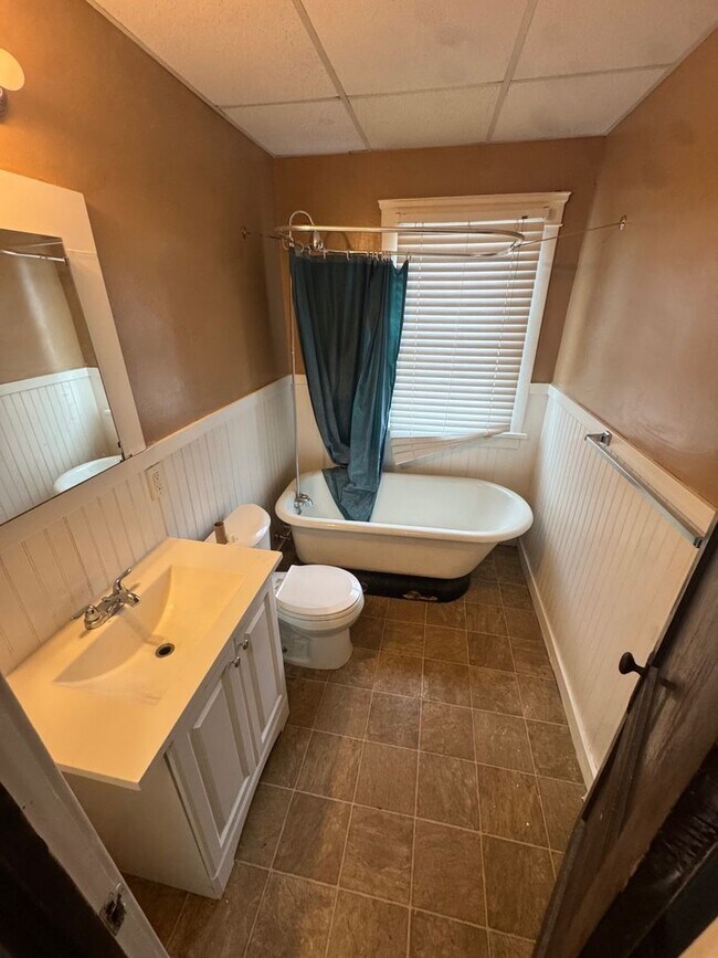 Building Photo - 2217 W 105th St