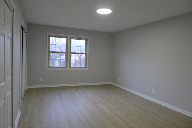 Building Photo - 6004 Westchester Park Dr