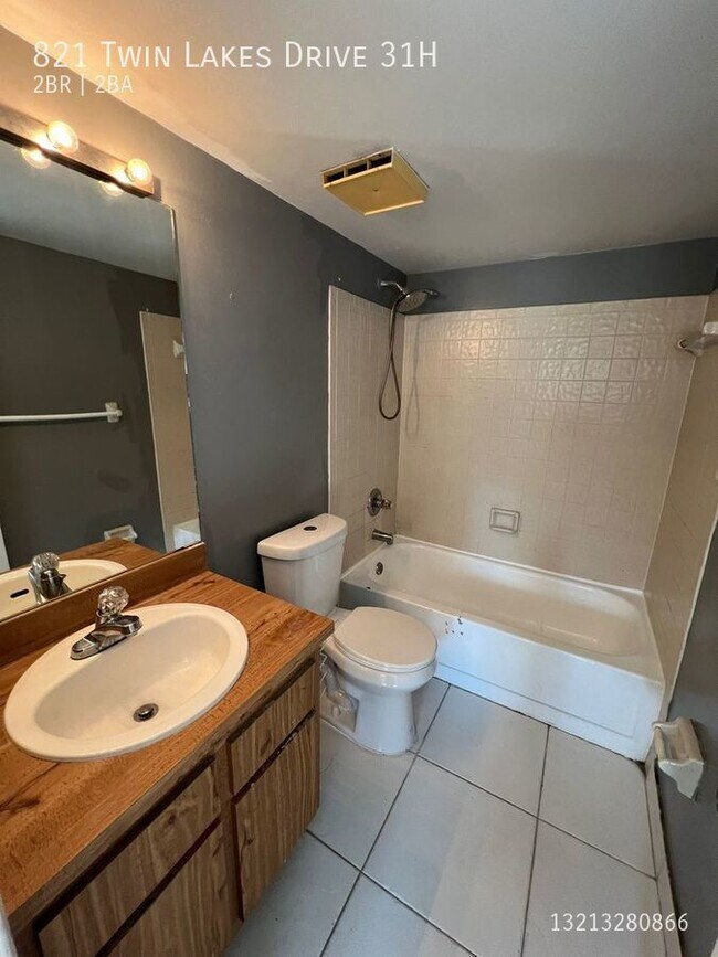 Building Photo - 821 Twin Lakes Dr