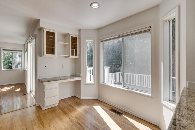 Building Photo - Updated 4 bed 2.5 bath in Sammamish!