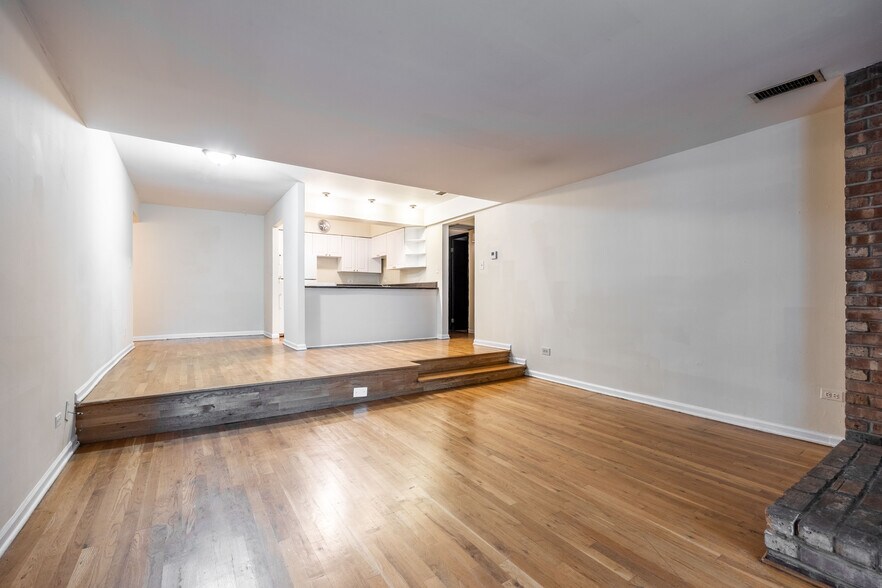 Building Photo - 1225 N La Salle Dr