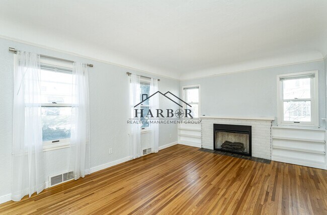 Building Photo - 116 16th Ave NW