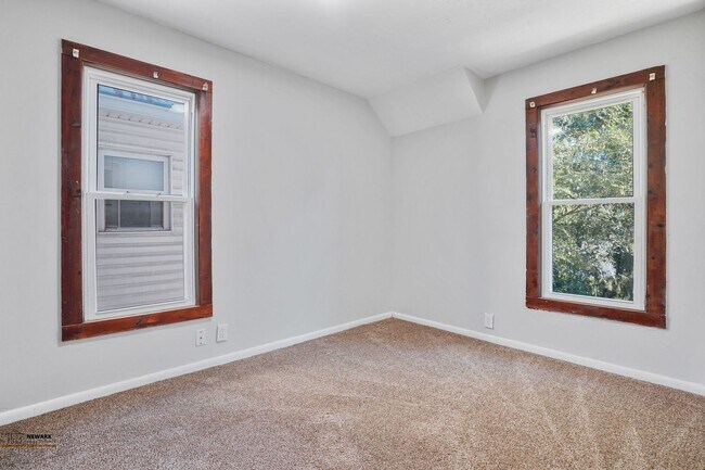 Building Photo - Spacious 3 Bed, 2 Bath in Newark - Move-In...