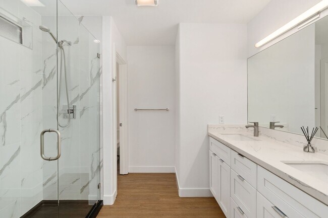 Building Photo - Luxurious Coastal Retreat with Stunning Oc...