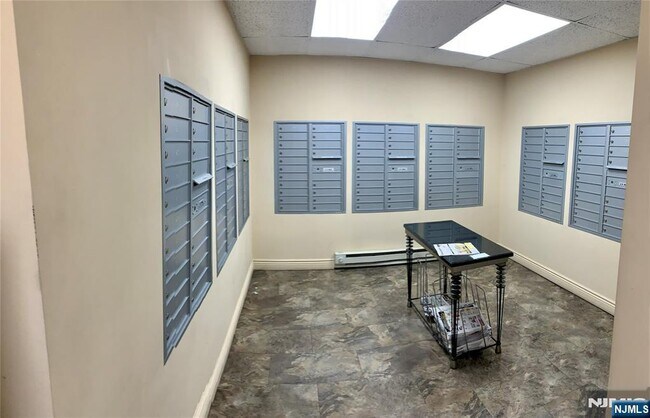 Building Photo - 1590 Anderson Ave