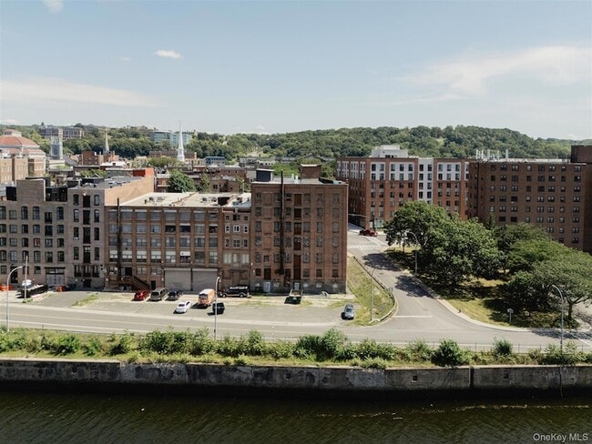 Building Photo - 155 S River St