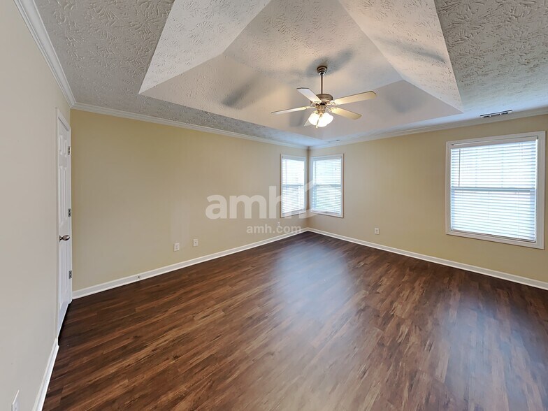 Building Photo - 303 Cole Creek Dr