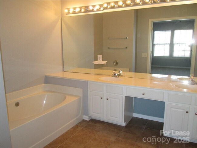Building Photo - 8807 Ormeau Dr