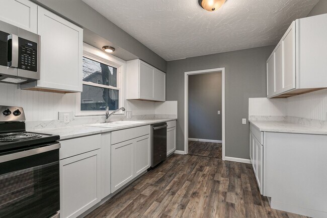 Building Photo - SOUTH SPRINGFIELD HOME (Kickapoo and Cherokee Schools) -- 3 Bed | 1.5 Bath | 2 Car Garage -- LARG...