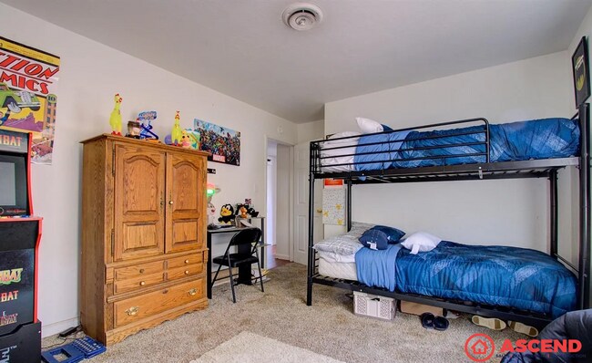 Building Photo - Cozy 3BD/2BA Home in Bakersfield's 93306 — Fully Equipped, Fireplace, Solar & All Pets Welcome!
