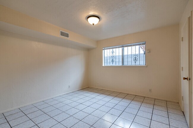 Building Photo - 206 Princeton Dr SE