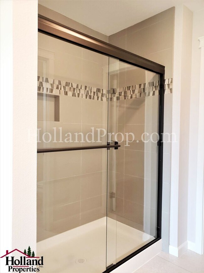 Building Photo - Spacious & Stylish 4-Bedroom Home with Mod...