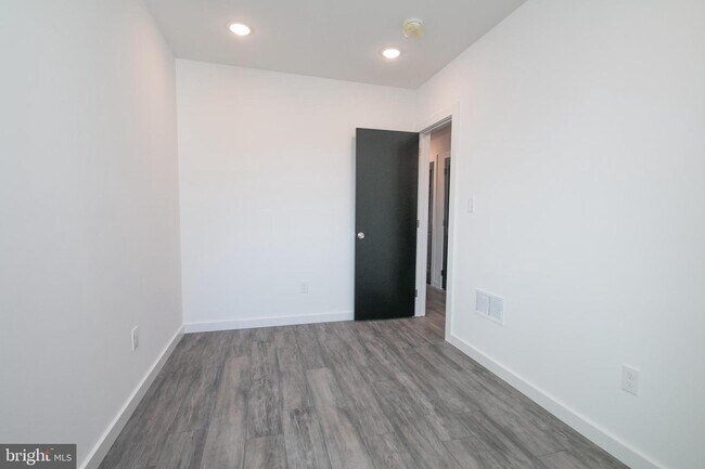 Building Photo - 13 Farson St