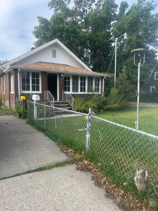 Building Photo - Charming 2-Bed, 2-Bath Home with Garage, F...