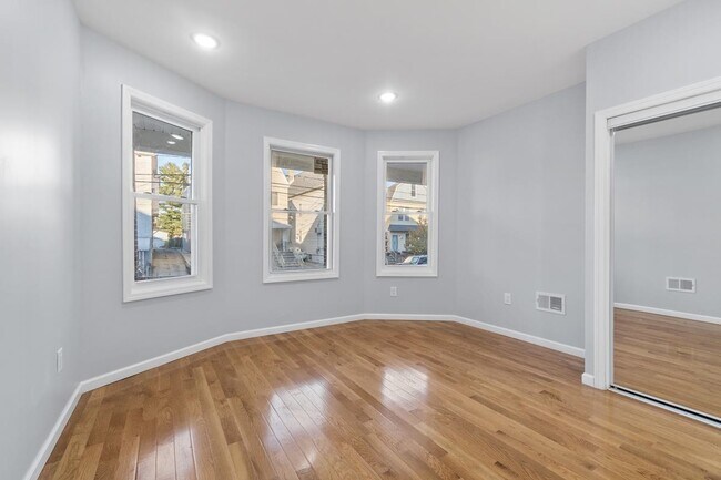 Building Photo - 170 W 10th St