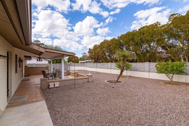 Building Photo - 4422 E Escondido Ave