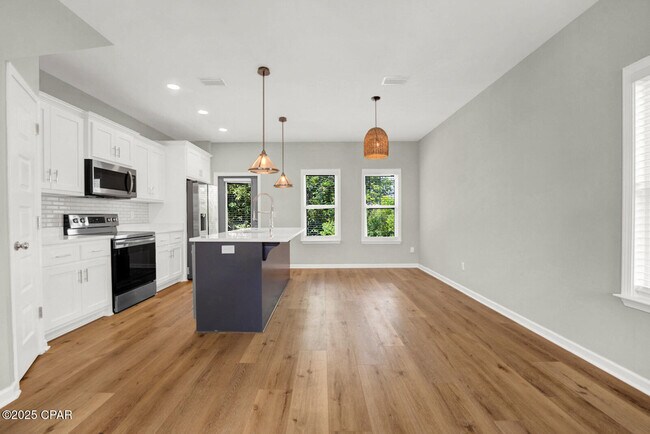 Building Photo - 408 Raven Ln
