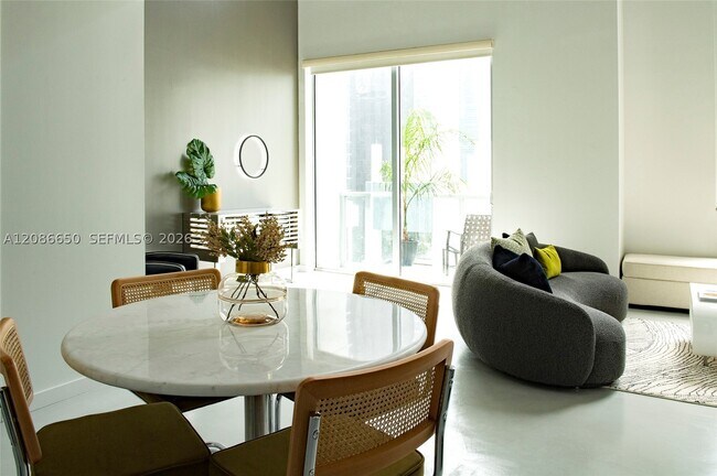 Building Photo - 1060 Brickell Ave