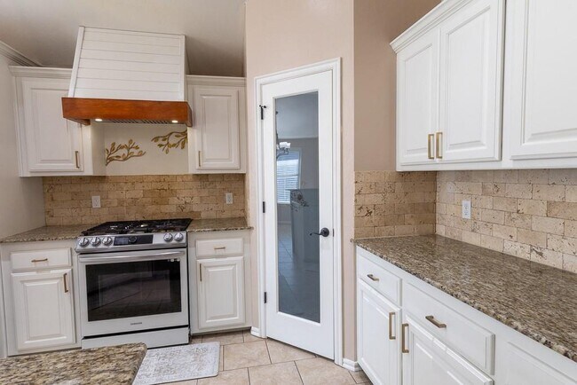 Building Photo - 808 Canyon Dr